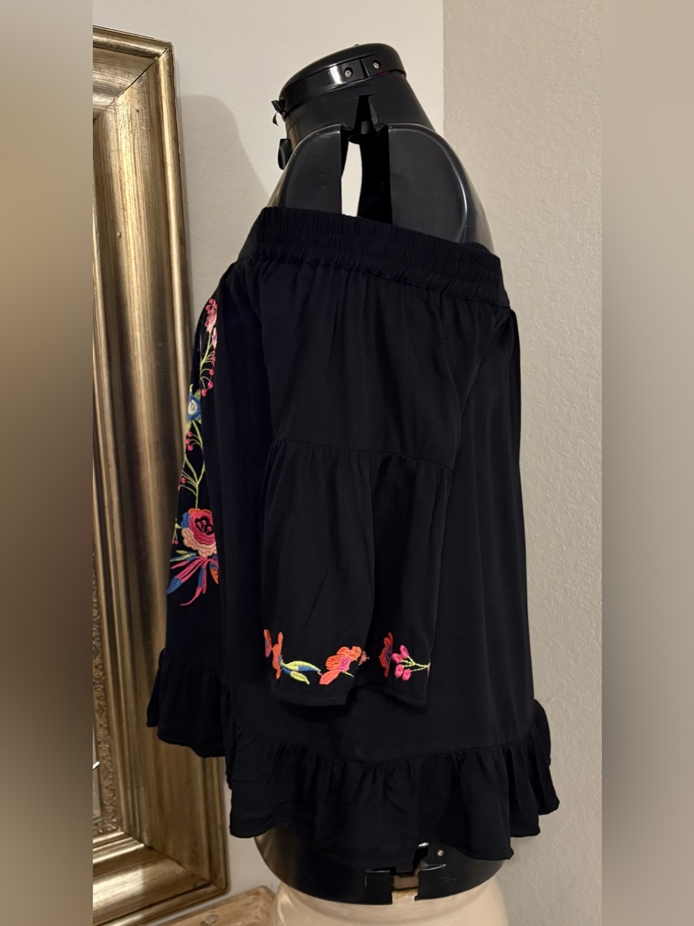 Umgee USA Off The Shoulder Women’s Black Embroidered Floral Top M boho, festive - Picture 3 of 5
